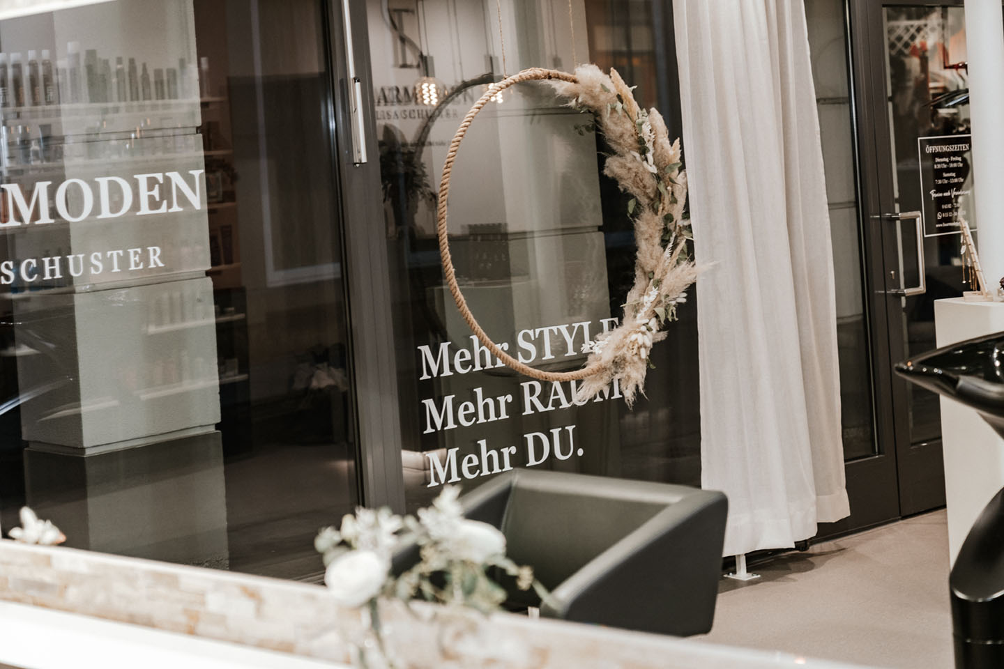 Friseursalon mit Waschbereich und Stylingplätzen