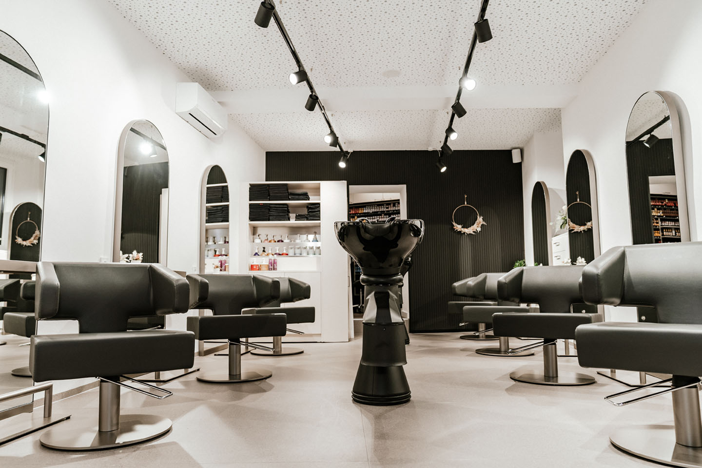 Schaufensterdetail mit Schriftzug und Dekoration