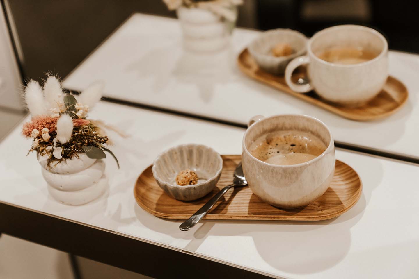 Kaffeeservice und liebevolle Details im Salon