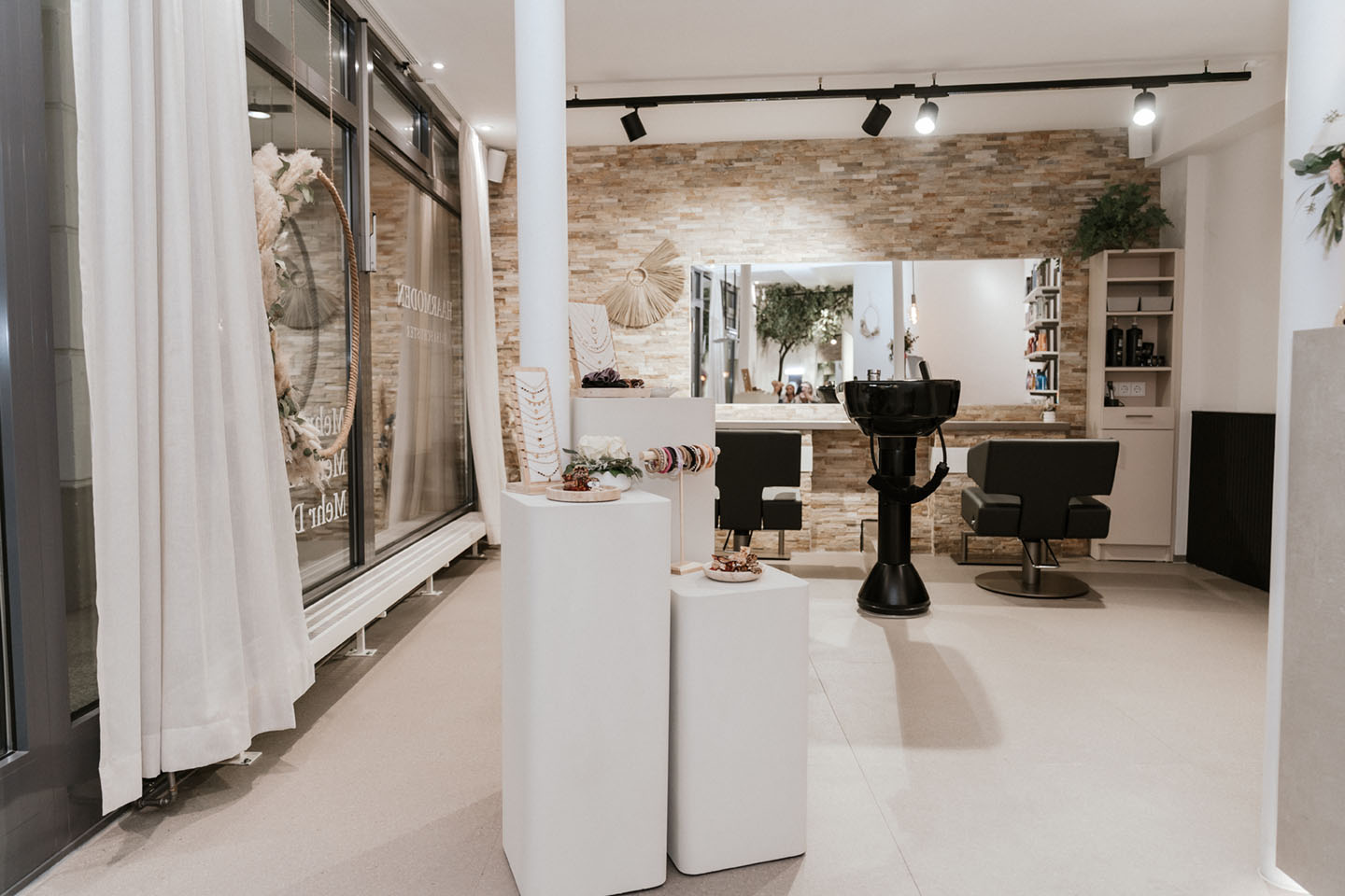 Detailaufnahme floraler Dekoration im Salon