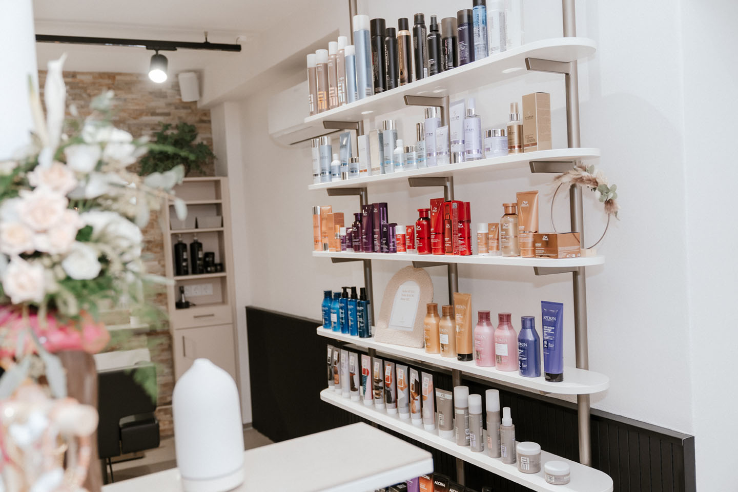 Moderner Salonraum mit Spiegeln und Waschplatz