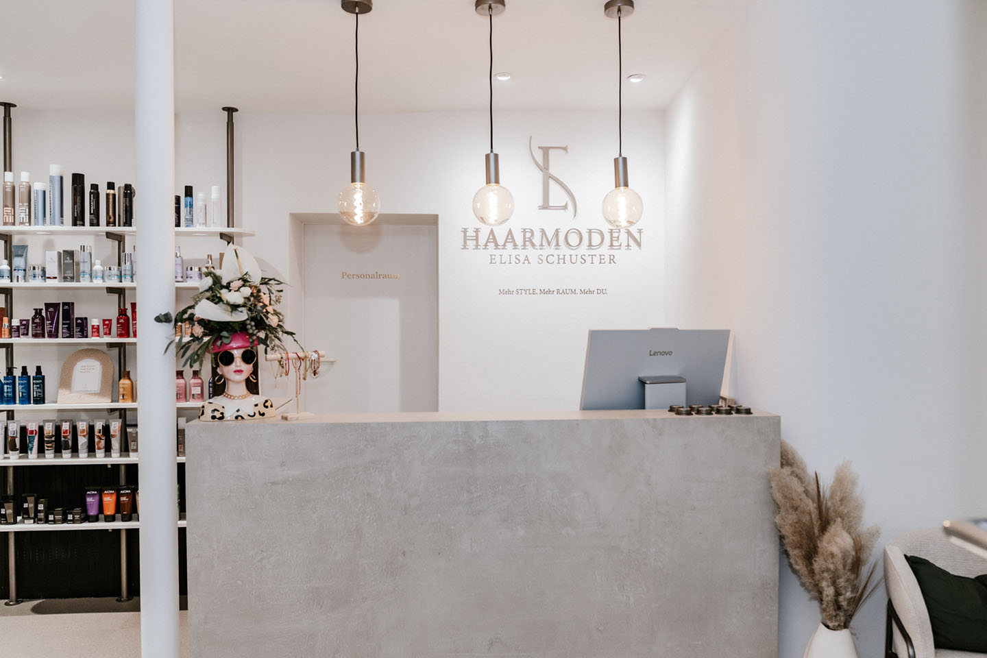 Detailaufnahme mit dekorativem Spiegelkranz