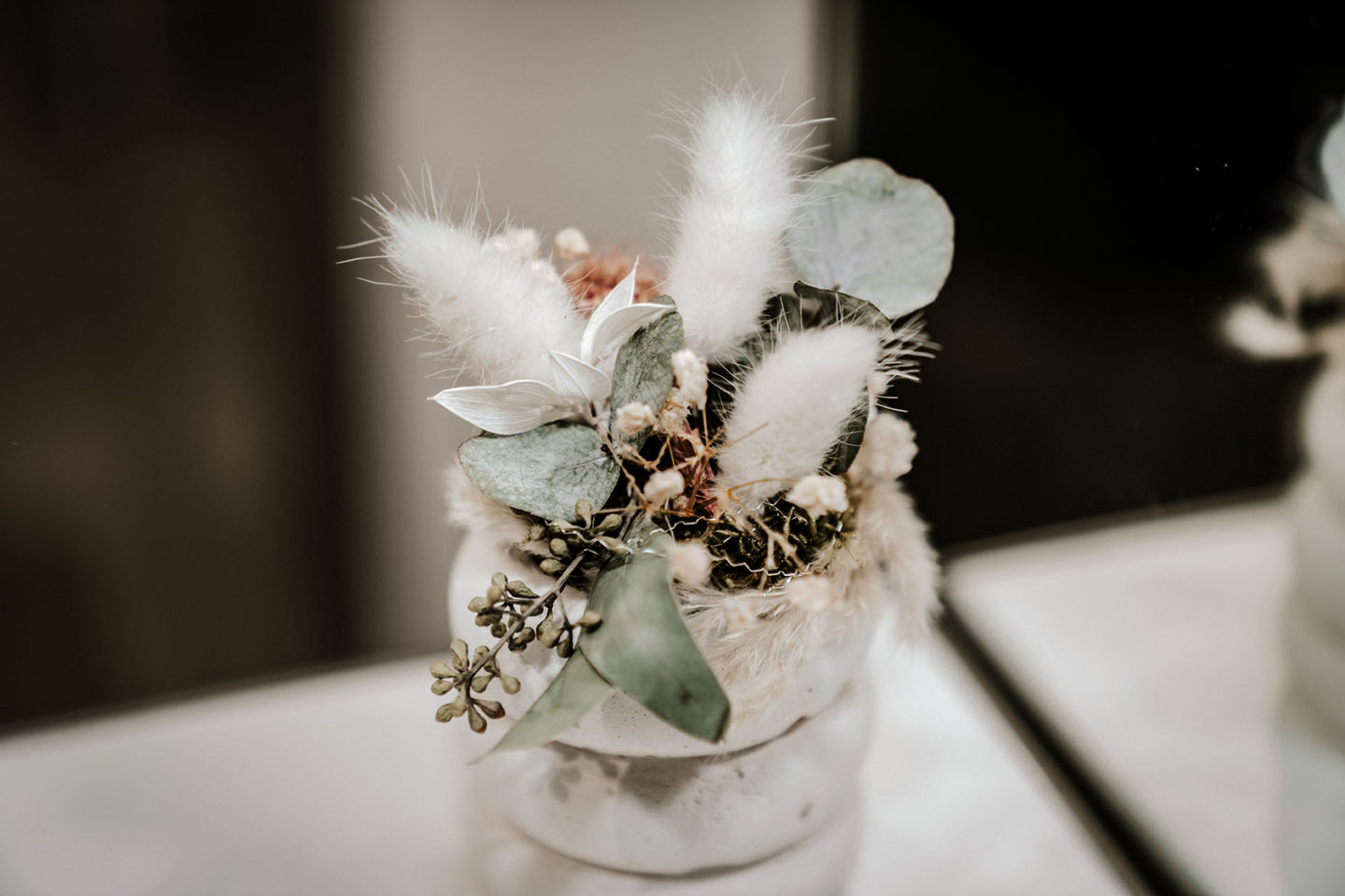 Salonperspektive mit großem Spiegel und Stylingbereich