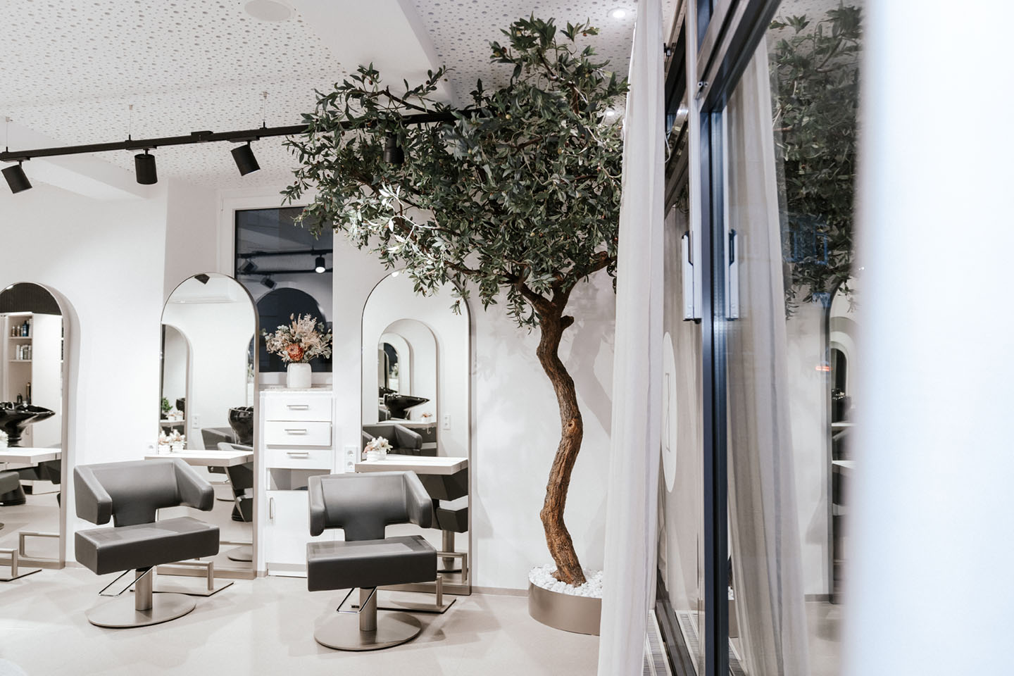 Wartebereich im Salon mit Sesseln und Dekoration